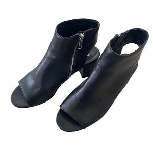 Steve Madden chunky heel zippered ladies short booty black leather size 7
